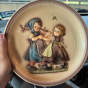 VINTAGE 1980 Goebel M.J Hummel #281 “Spring Dance” 10” Collectors Plate